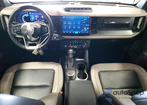 2023 Ford Bronco Base z USA, uszkodzony, nr VIN 1FMEE5DP1PLB74756